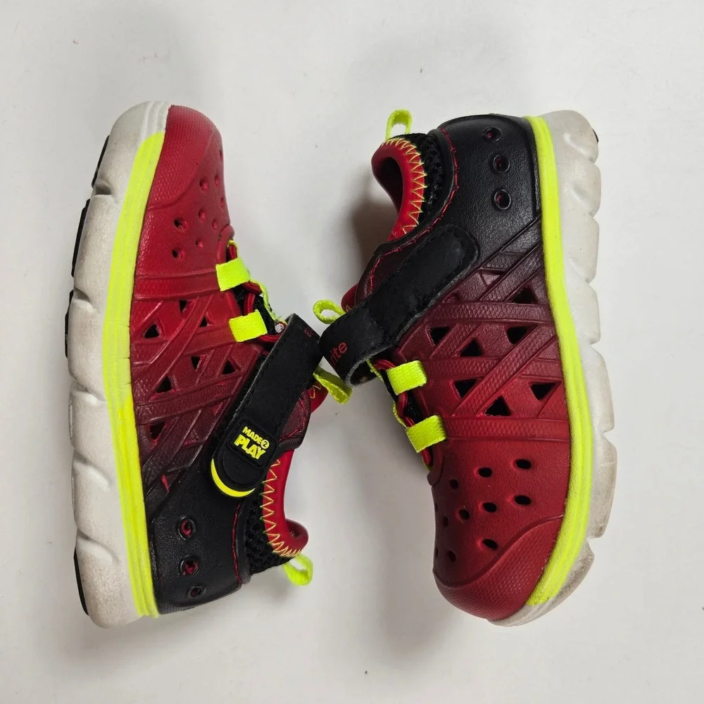 Stride Rite Phibian Water Shoes Kids Size 5 Red Black Made2Play Sneaker Sandal